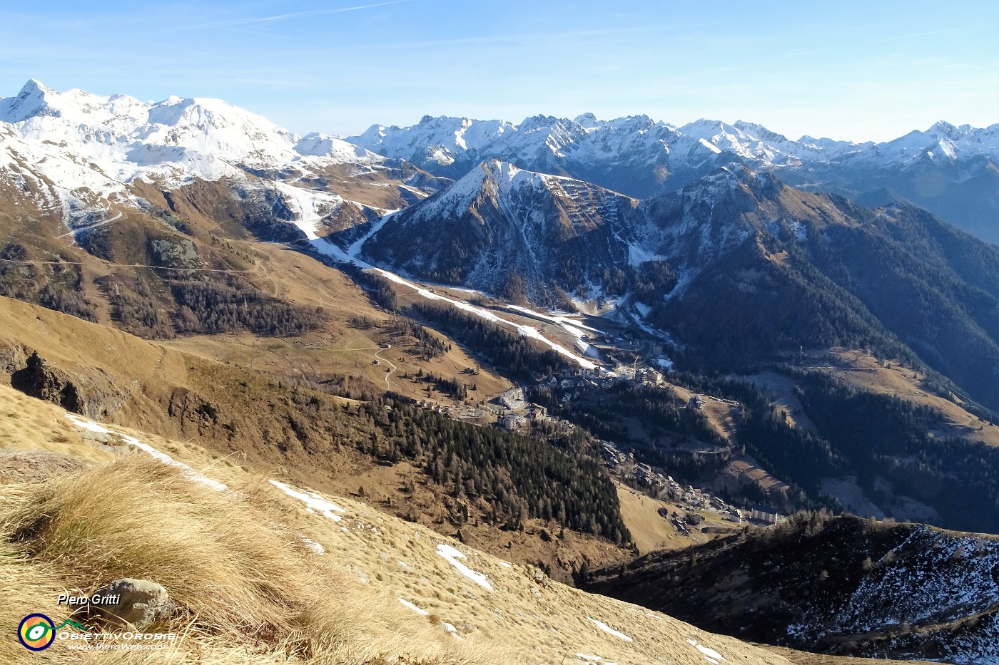 53 Vista su Foppolo, le sue piste con neve 'sparata', i suoi monti.JPG